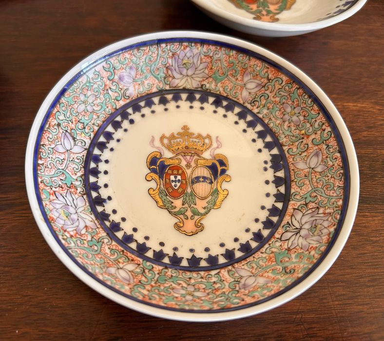 Conjunto de porcelana com brasão de Portugal