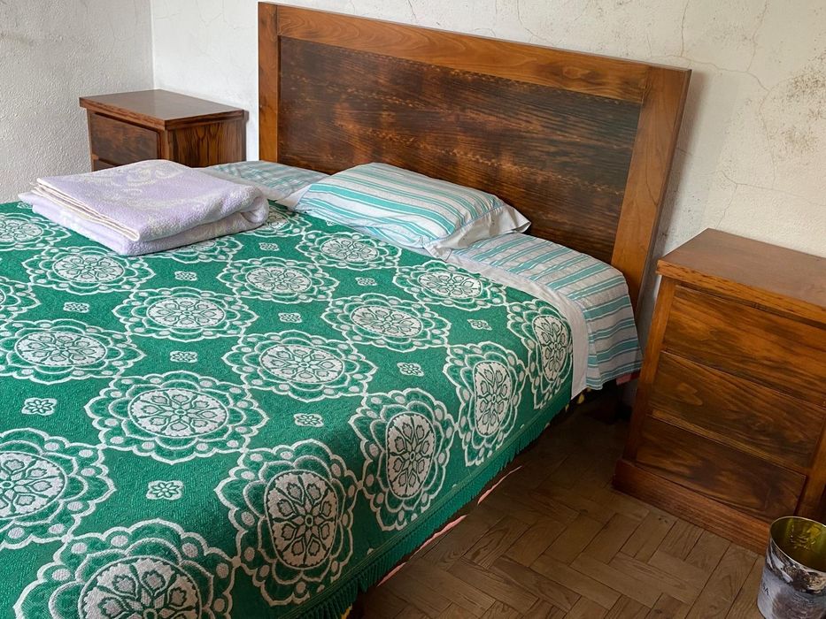 Cama de casal com 2 mesas de cabeceira