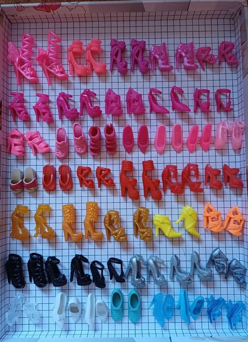 Barbie colares, coroas, sapatos. Ler descrição