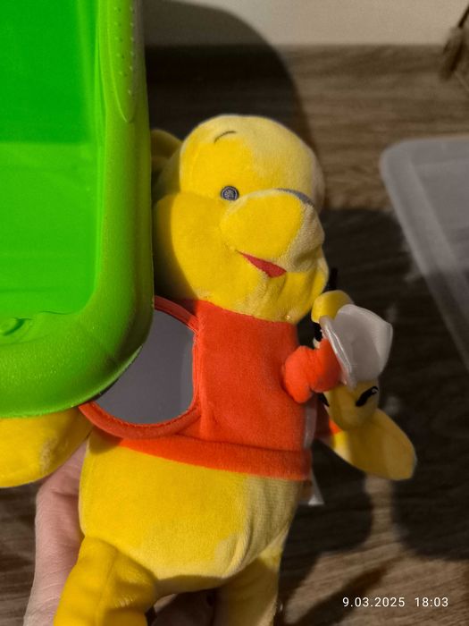 Maskotka Kubusia Puchatka dla maluszka z wibrującą pszczółką