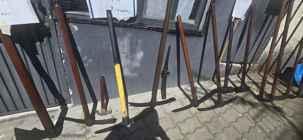 Various Pickaxes446963837190819840
