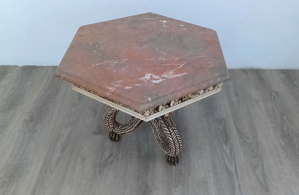 Mesa de centro com tampo em mármore e talha de madeira