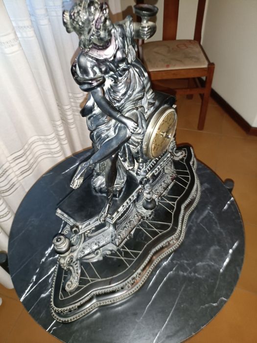 Peça Antiga com Relógio