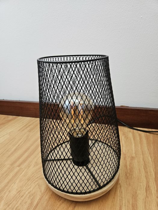 Candeeiro preto com base madeira