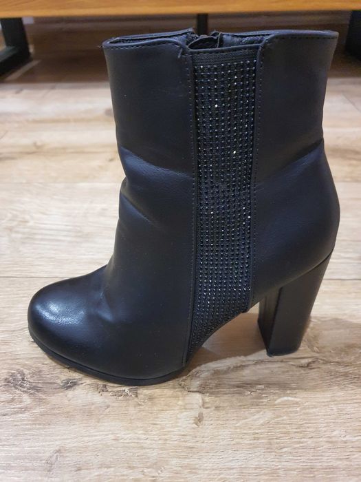 Czarne botki na obcasie z ozdobnym paskiem