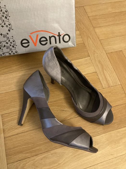 Szare buty na obcasie z odkrytym palcem Evento