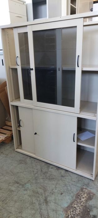 Armários metálico com portas  vidro e chapa