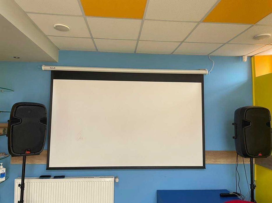 Прокат Екран для проектора. Проектор. Оренда. Тринога для екрана.