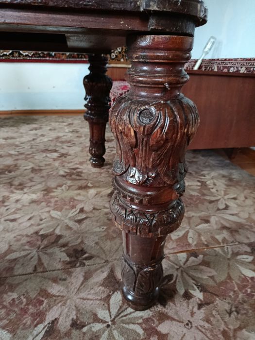 Продам старинный раздвижной стол ручной работы.