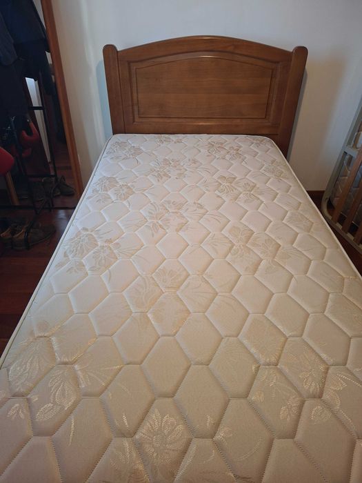 Cama de solteiro em pinho mel maciço com  estrado de ripas e colchão em estado novo