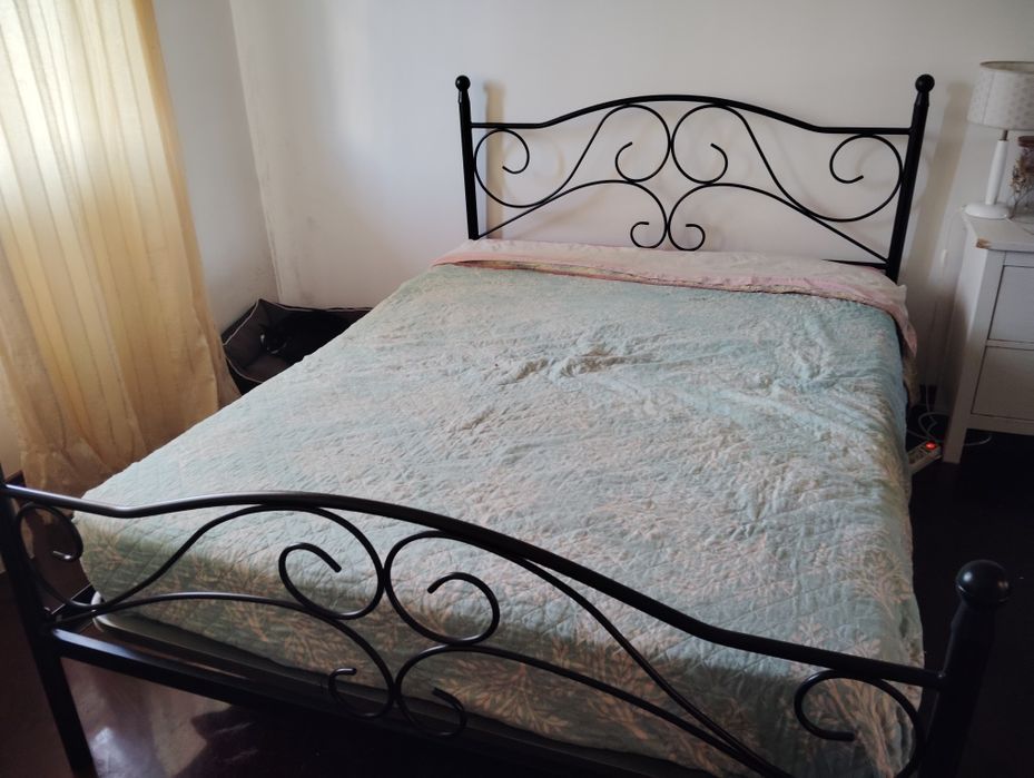 Cama  em latão  de casal com estrado