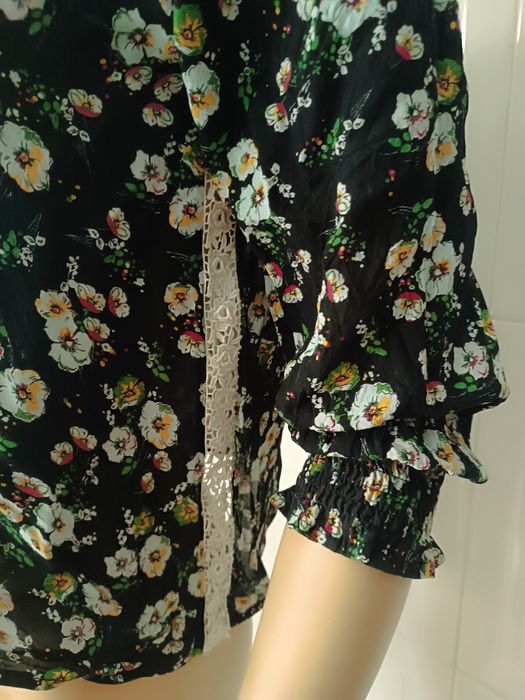 Blusa Senhora preta com flores. Tamanho M