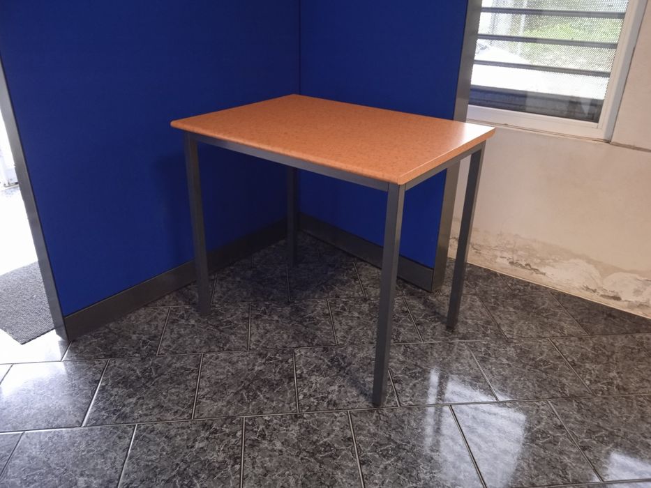 Mesa pequena castanha