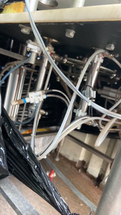 Машина для упаковки в пластиковий стаканчик рідких і в'язких продуктів