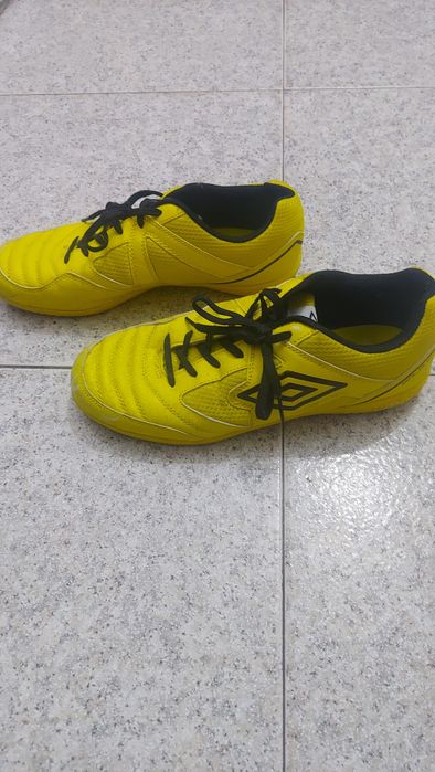 Sapatilha de futsal Umbro tamanho 42