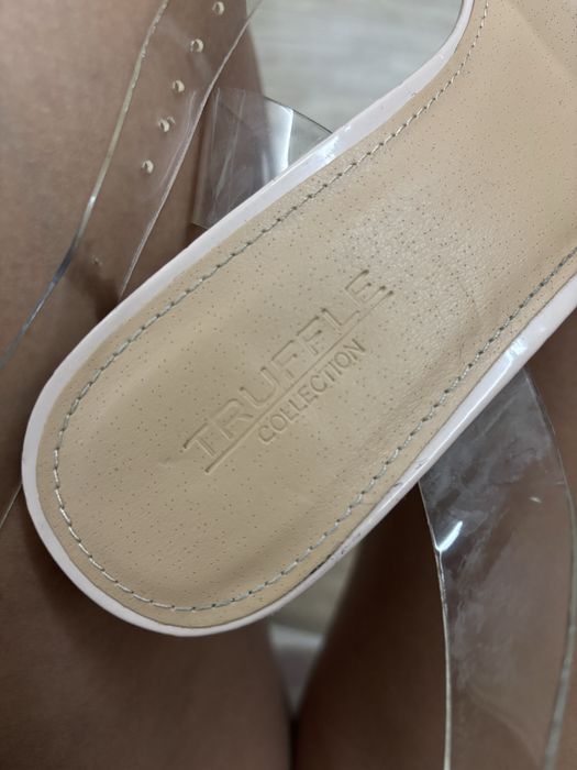 Buty na przezroczystym obcasie