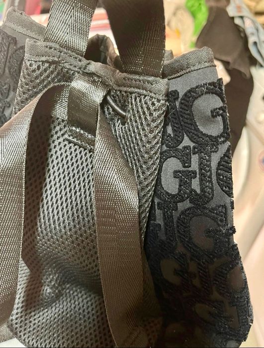 Mochila Guess toda bordada