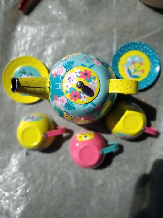 Chaleira + 3 chavenas + 2 pratos em alumínio