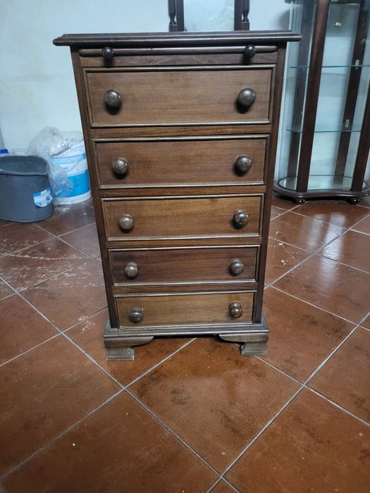 Camiseiro em madeira escura