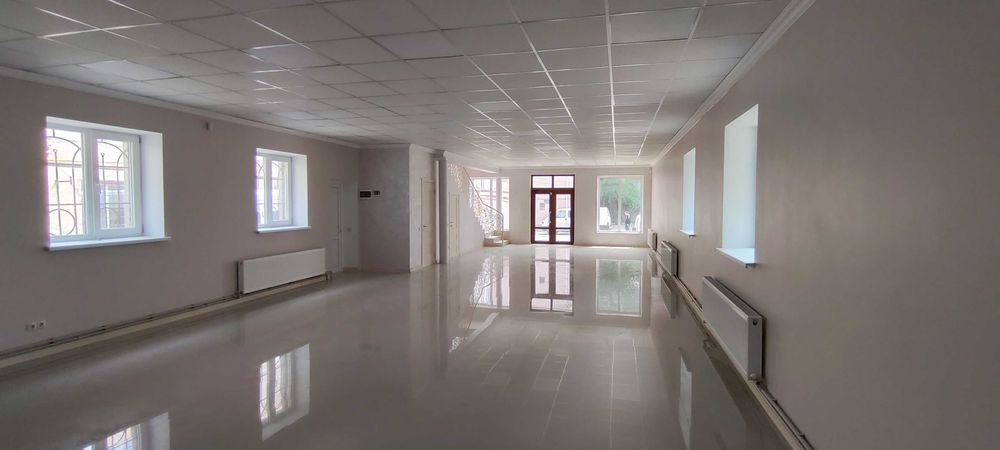 Центр, новое  2-х этажное здание в г. Беляевка. Центр города.