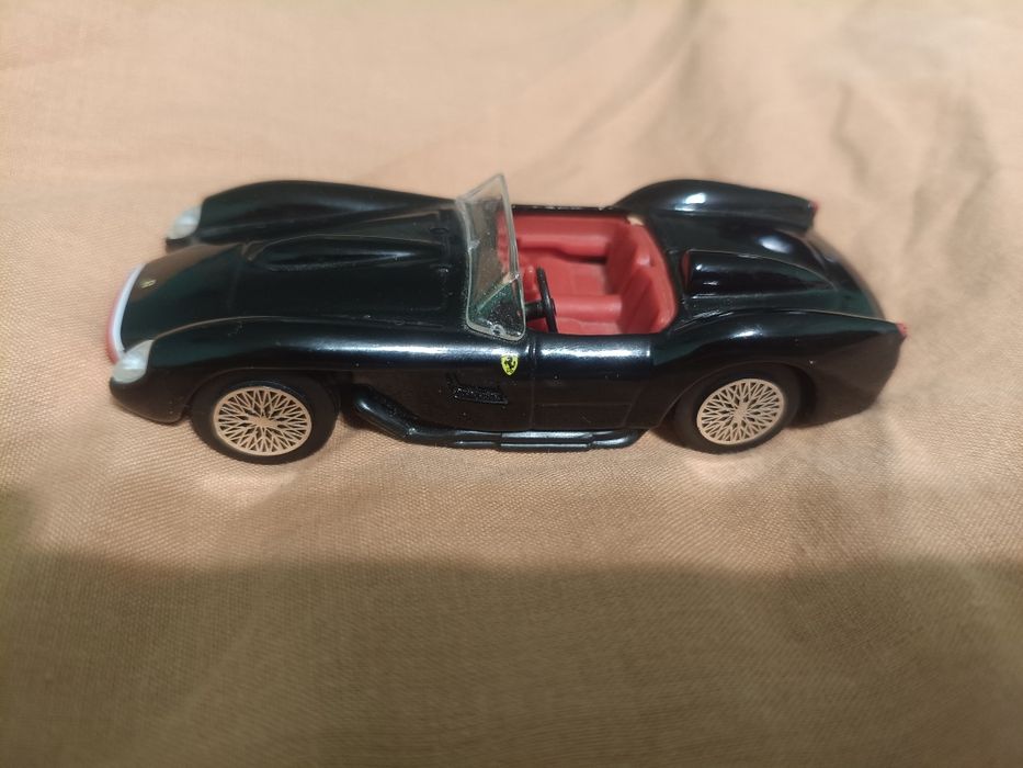 Моделька машинки Ferrari 250 Testa Rossa 1957 року.