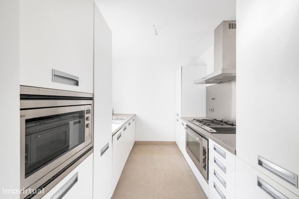 Apartamento no Chiado com 2 salas e 2 quartos e 2 lugares de estaciona