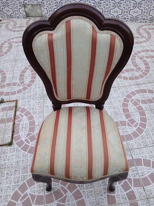 Cadeira muito antiga