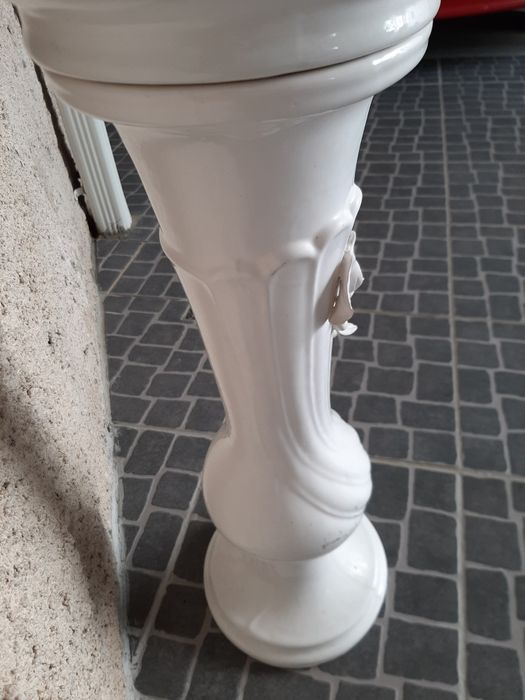 Coluna e vaso brancos