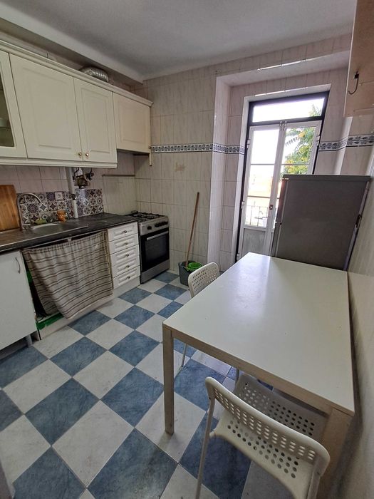 Quartos CASAL num T3 na GRAÇA. Lisboa. Entrada imediata.