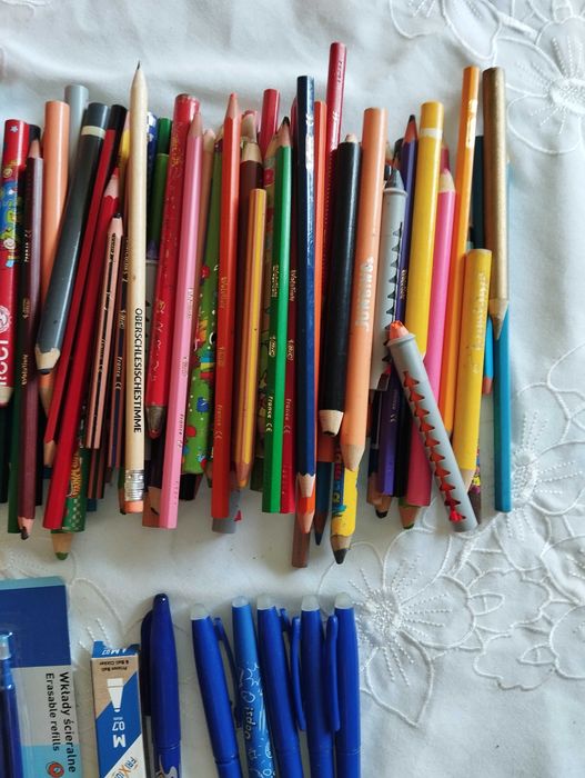 Zestaw kredek i długopisów wymazywalnych