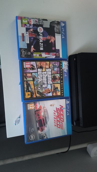 PlayStation 4 z trzema grami