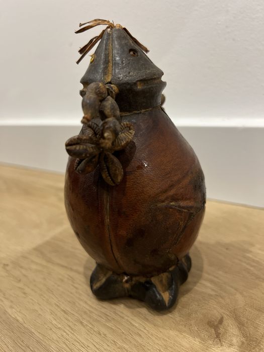 Estatueta Antiga / Figura Tribal Decorativa em Cabaça e Madeira - Peça Únic
