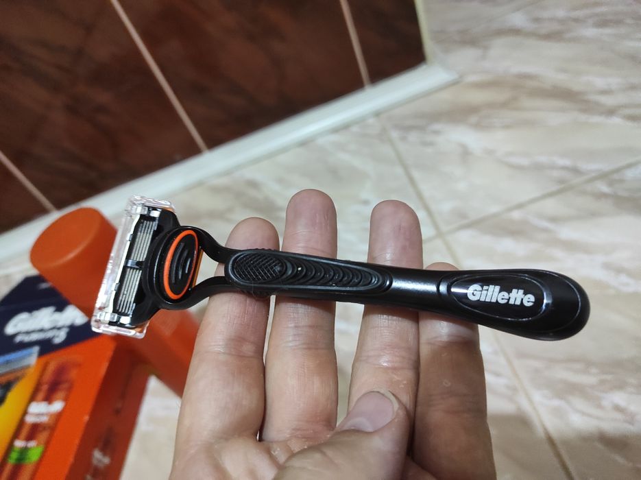 Набір косметики Gillette Fusion5 Станок для гоління чоловічий (бритва) з 1 змінним картриджем + Гель для гоління 200 мл