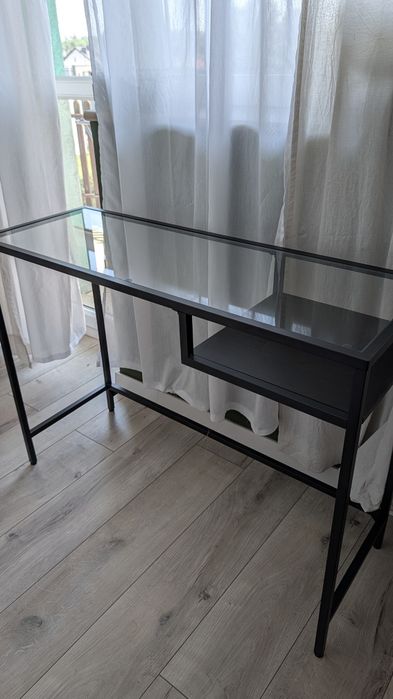 Szklane biurko z półką