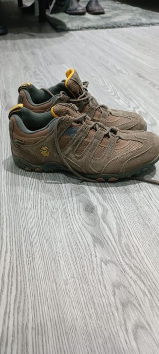 Tennis Hi tec praticamente novos.