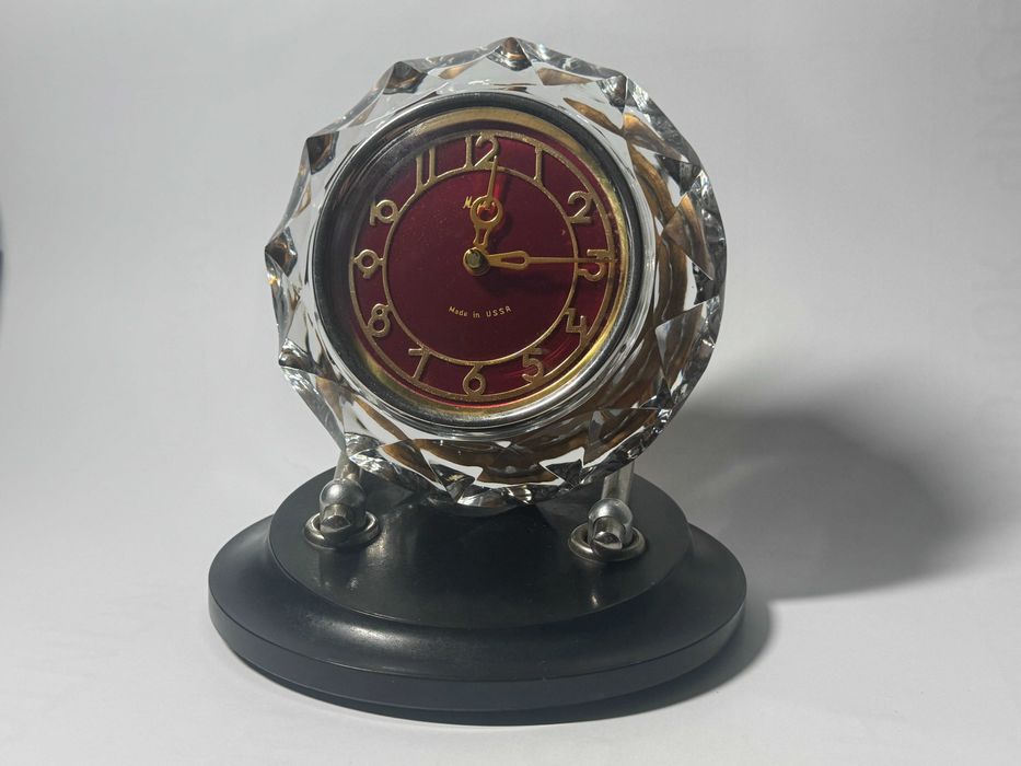 Настольные часы «Маяк» в хрустальном корпусе СССР