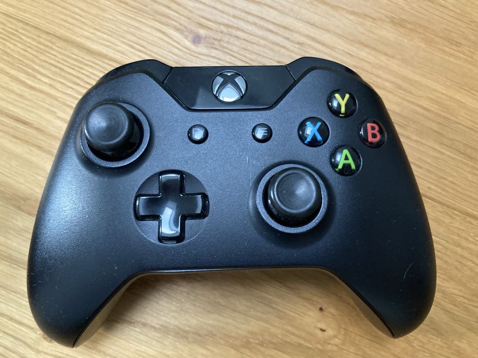 XBOX ONE 1TB - gry, 2 pady, pudełko, Kinect gratis