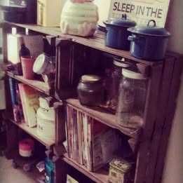 Estante de madeira feita com caixas de fruta de madeira