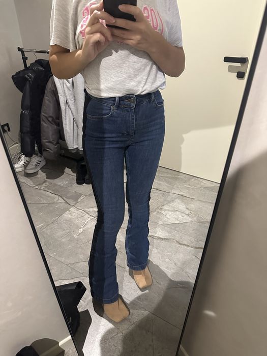 сині джинси кльош роблять шикарну фігуру