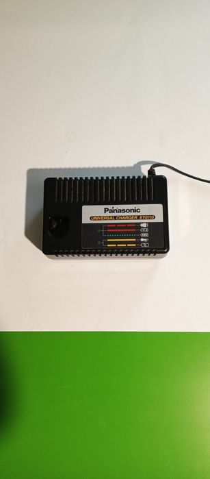 Uniwersalna ładowarka Panasonic.