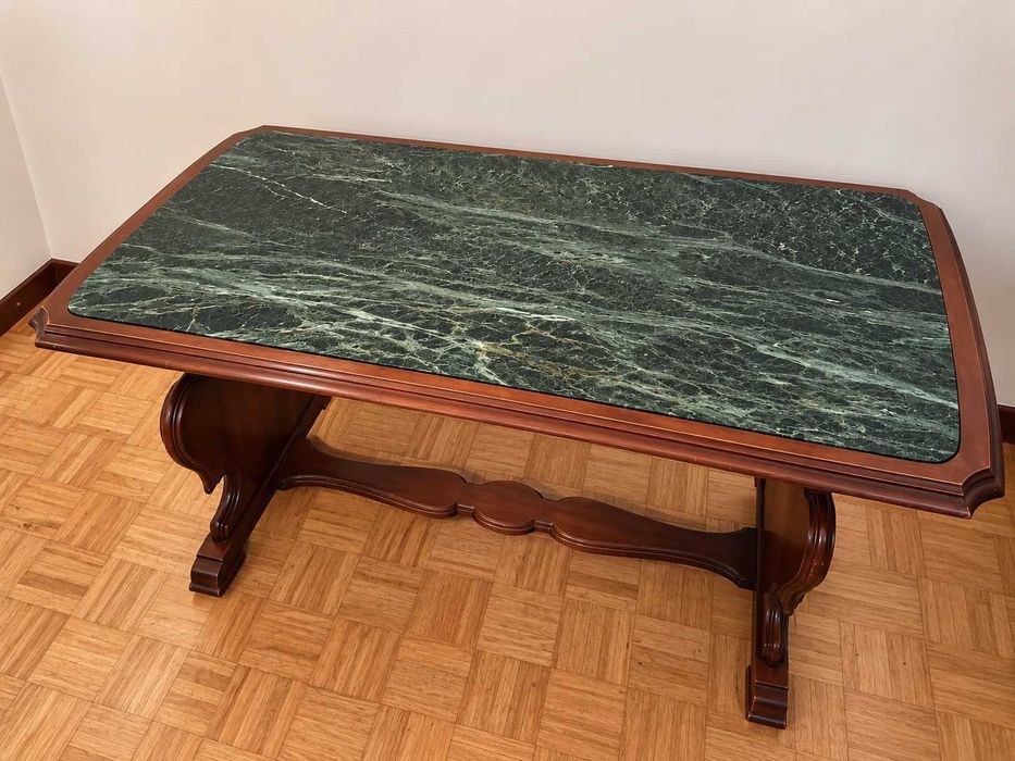 Mesa em mármore verde