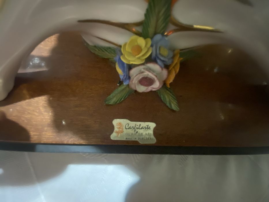 Carruagem com figuras em porcelana