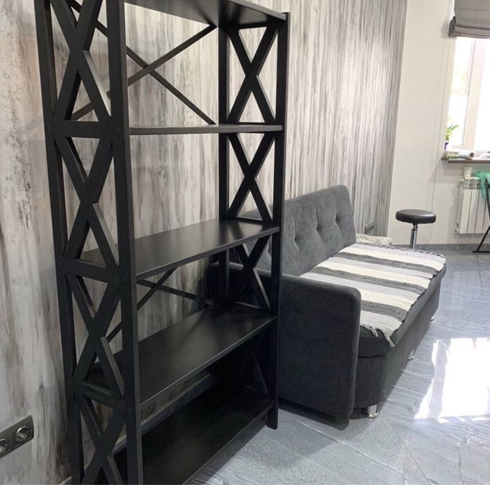 Деревʼяний стелаж , етажерка, поличка