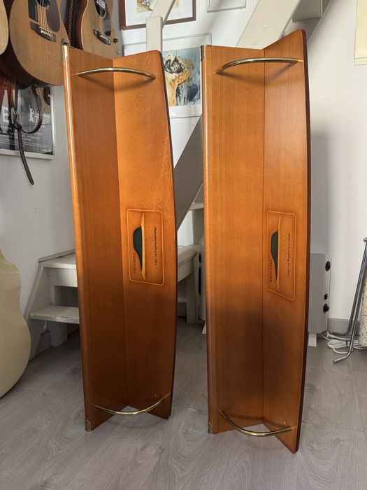 Prateleiras de Madeira com Pormenor em Metal