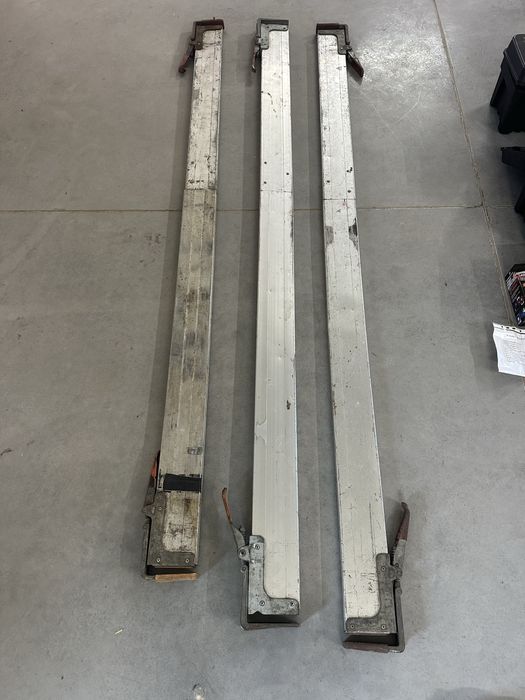 Розпірні планки алюмінієва для фіксаціі вантажу 3 штуки.