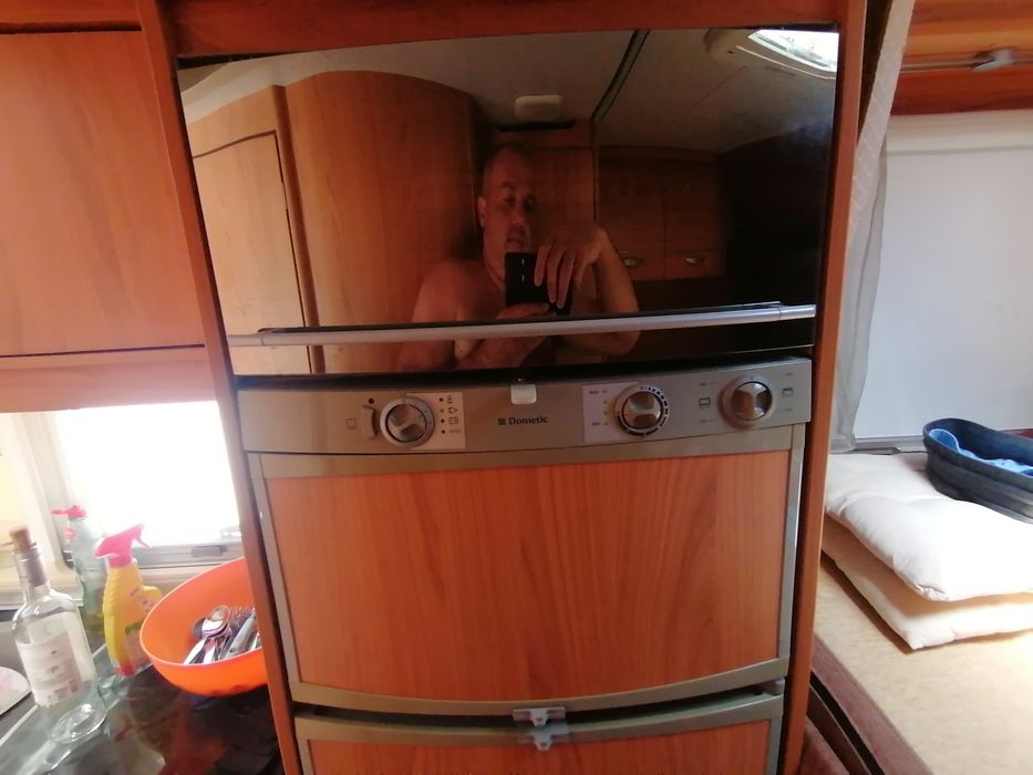 Frigorífico autocaravana trivalente com forno.