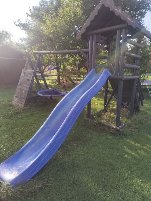 Plac zabaw/Drewniana huśtawka ogrodowa z grubych bali