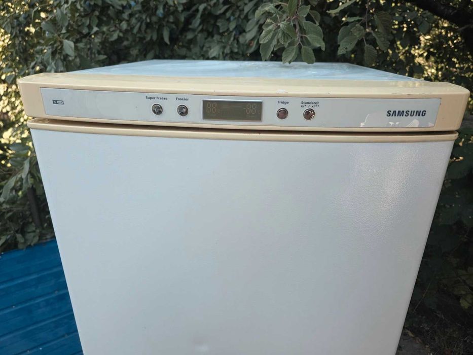 Холодильник Samsung, рабочий, капельного типа.высота 1.8 м.