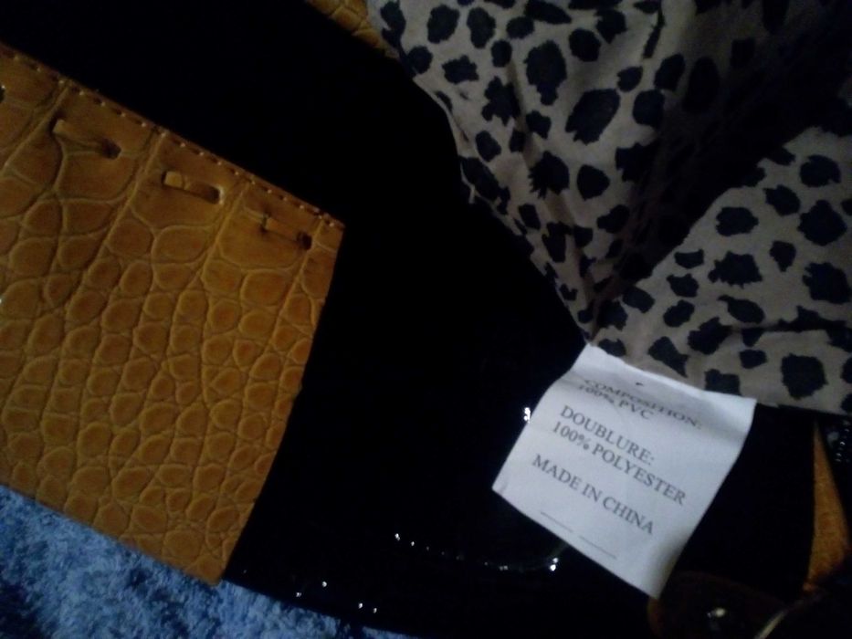 Ao desbarato: Mala colorida, em "verniz" sintético (preto / mostarda)