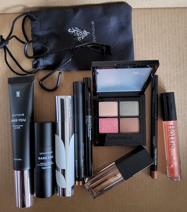 Zestaw kosmetyków do makijażu marki Younique